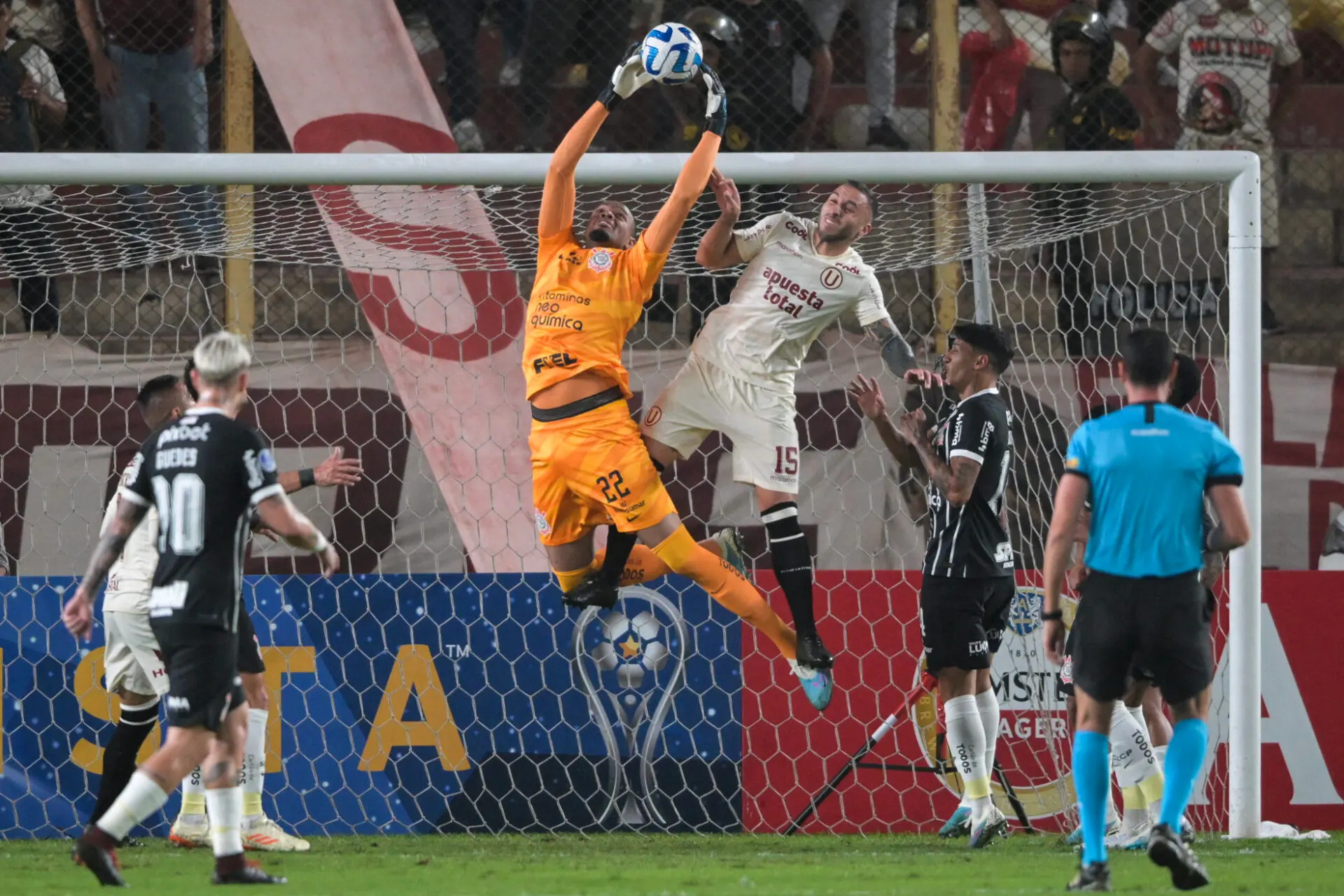 Carlos Miguel manda recado para técnico do Universitario, Após classificação do Corinthians