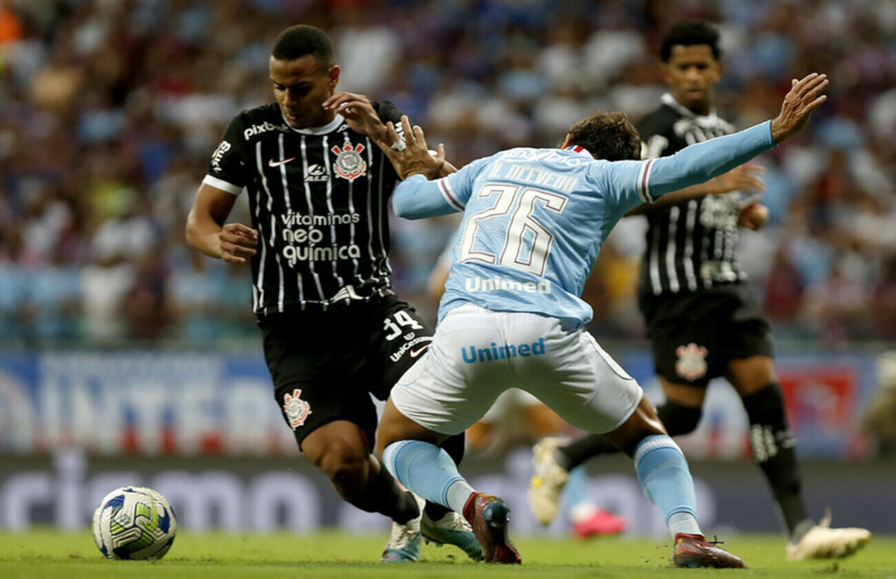 Zagueiro do Corinthians leva terceiro cartão amarelo e vira desfalque contra o Vasco