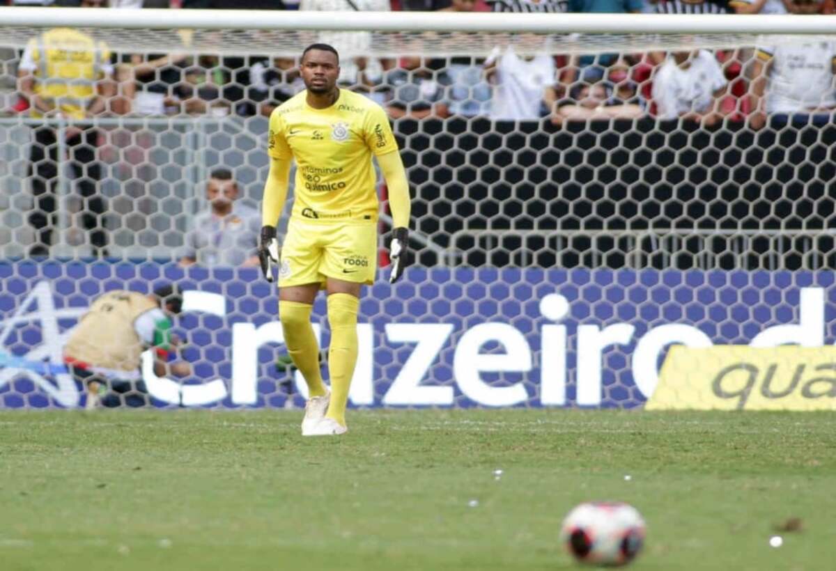 Carlos Miguel continua invicto jogando pelo Corinthians e está perto de ídolo do clube