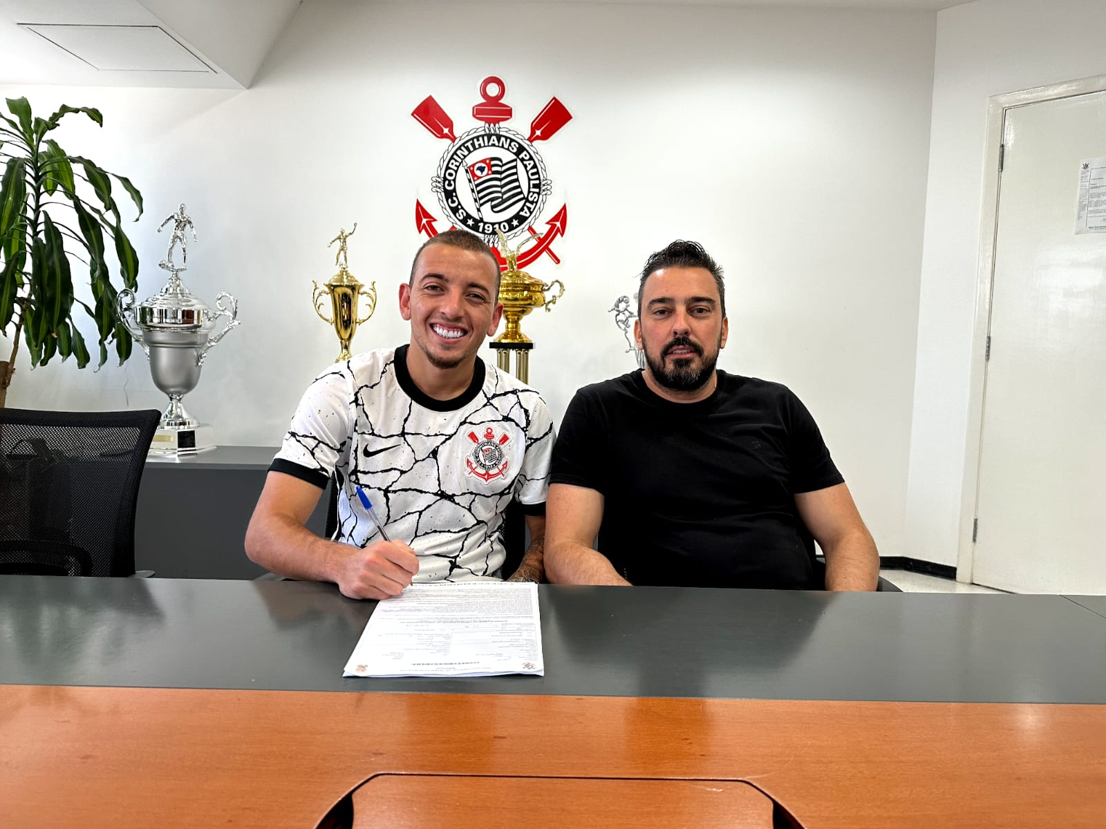 Ryan renova contrato com o Corinthians