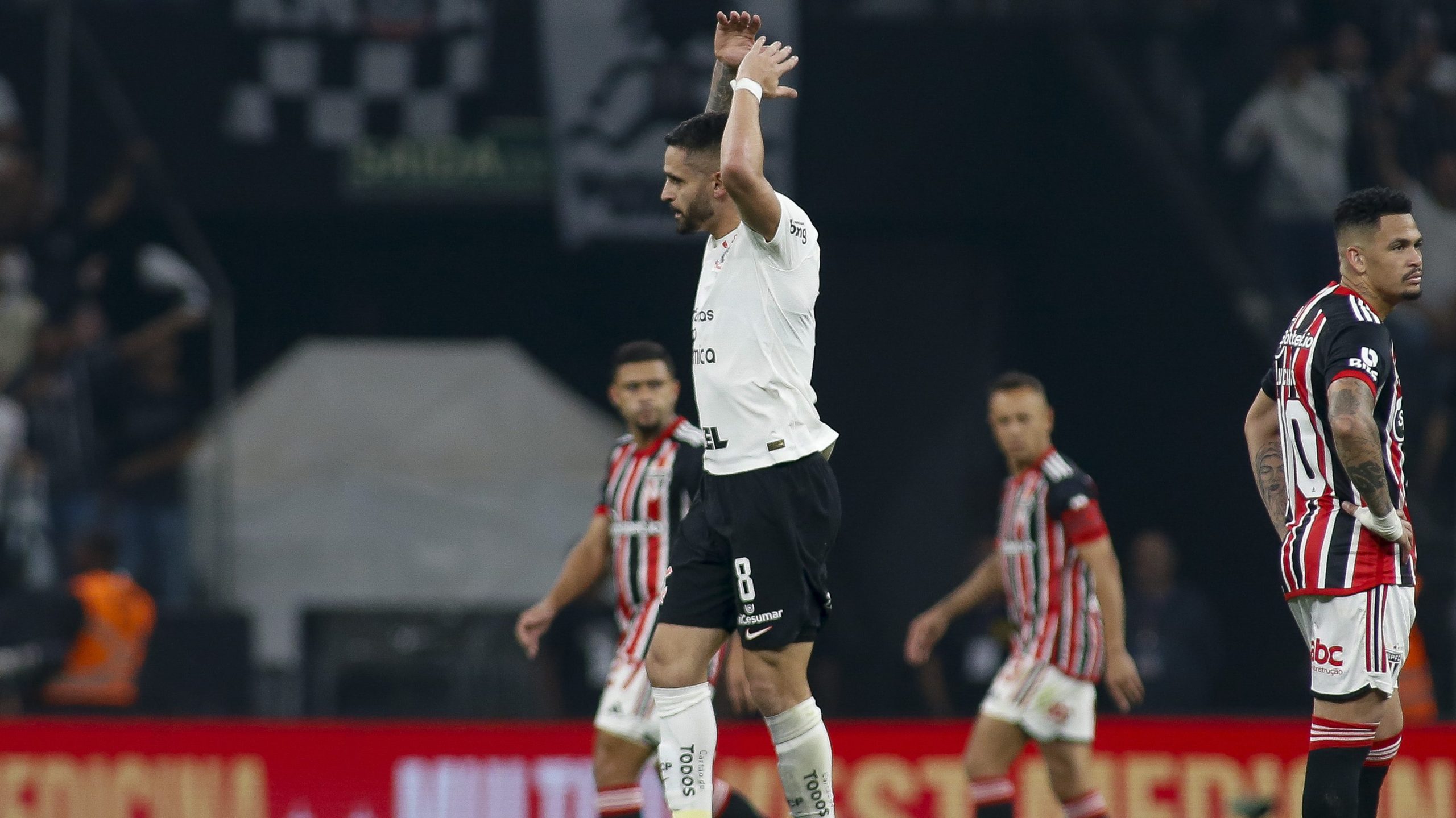 Corinthians vence São Paulo com dois gols de Renato Augusto, e abre vantagem na semifinal da Copa do Brasil