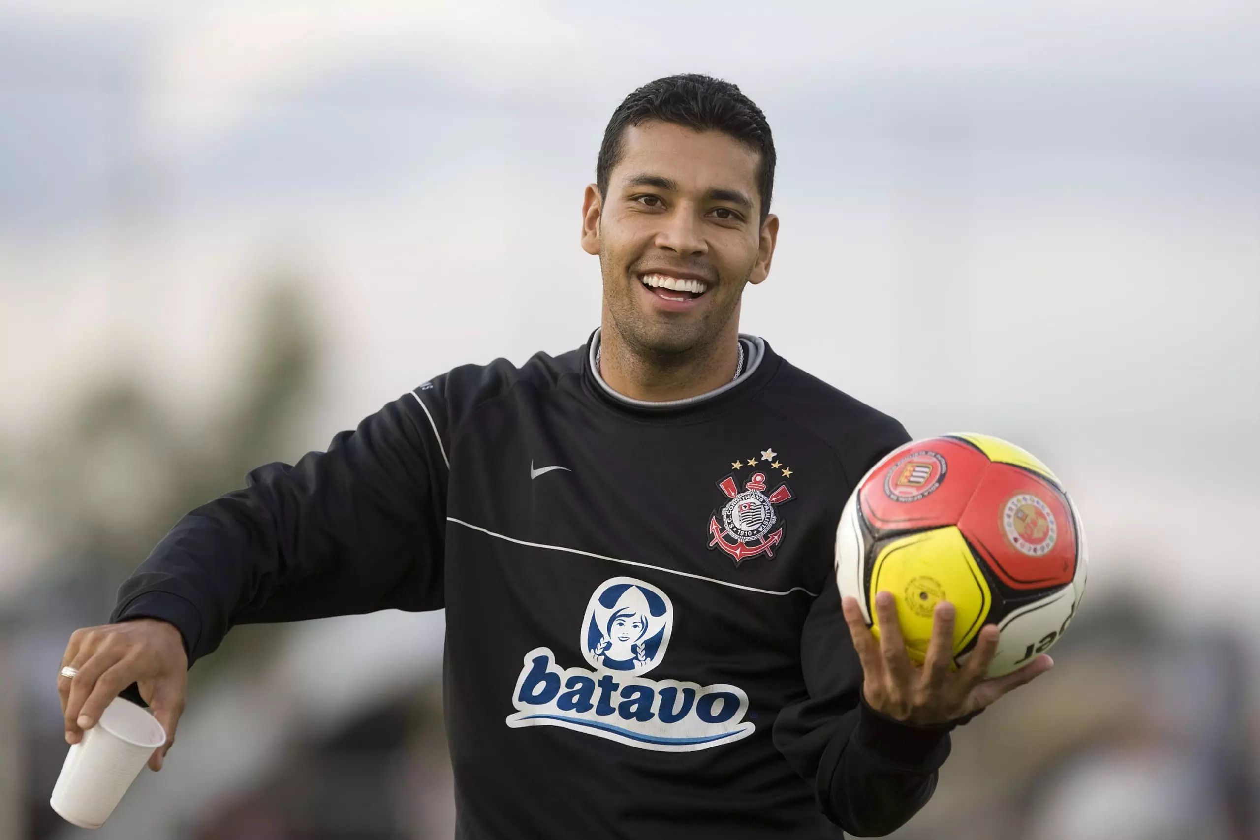 Lateral com passagem marcante pelo Corinthians dá conselhos a Matheus Bidu