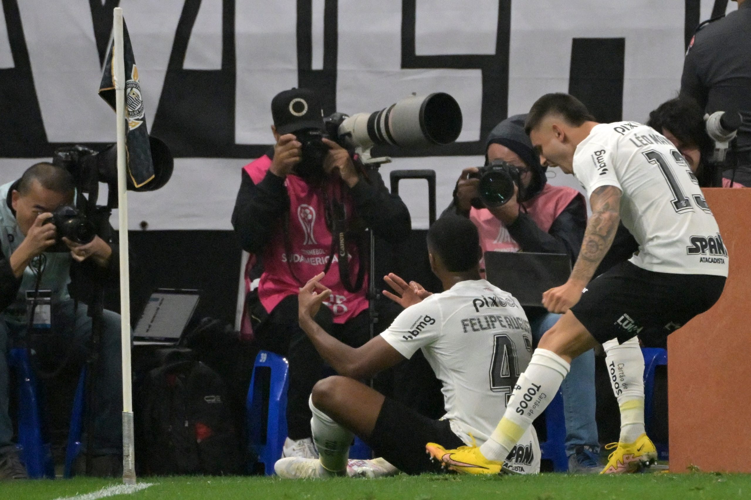 Felipe Augusto comemora gol e destaca importância do desempenho do Corinthians