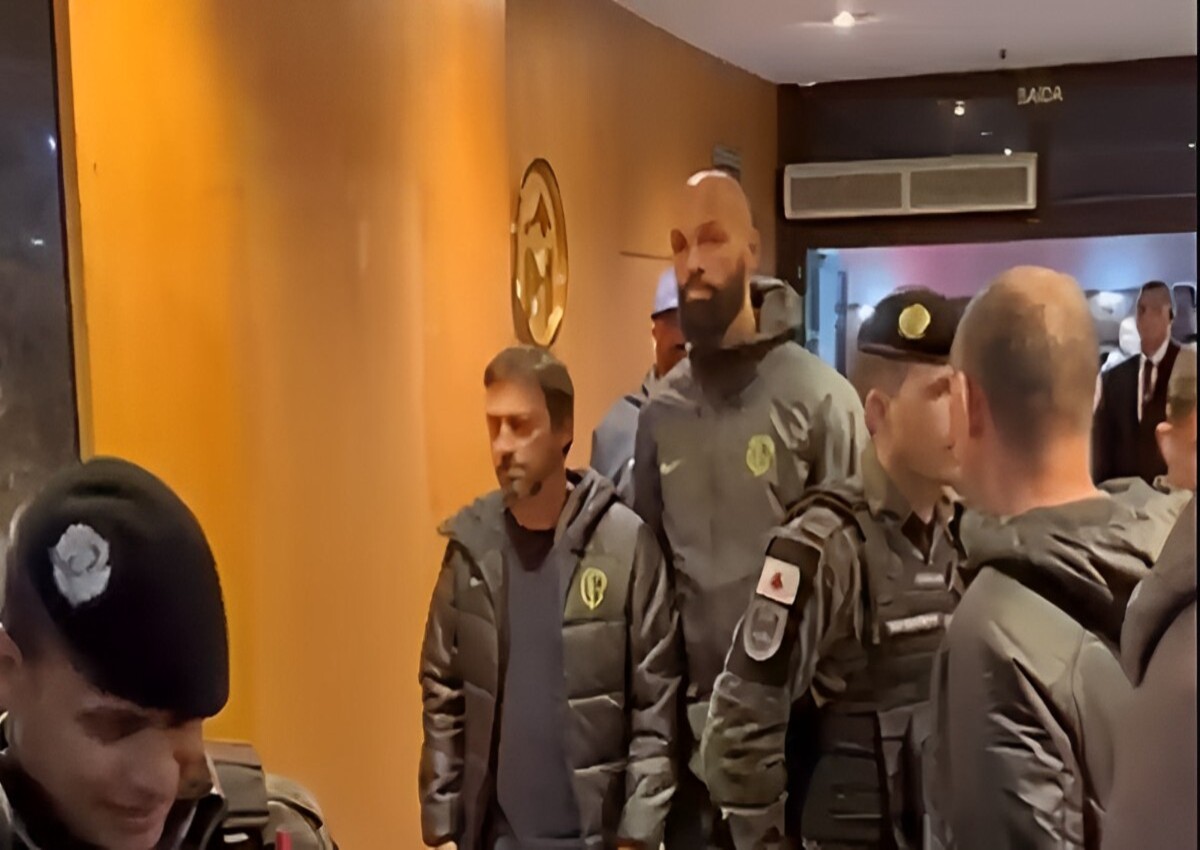 Mais protesto! Time do Corinthians após derrota para América-MG é recebida com protesto no hotel