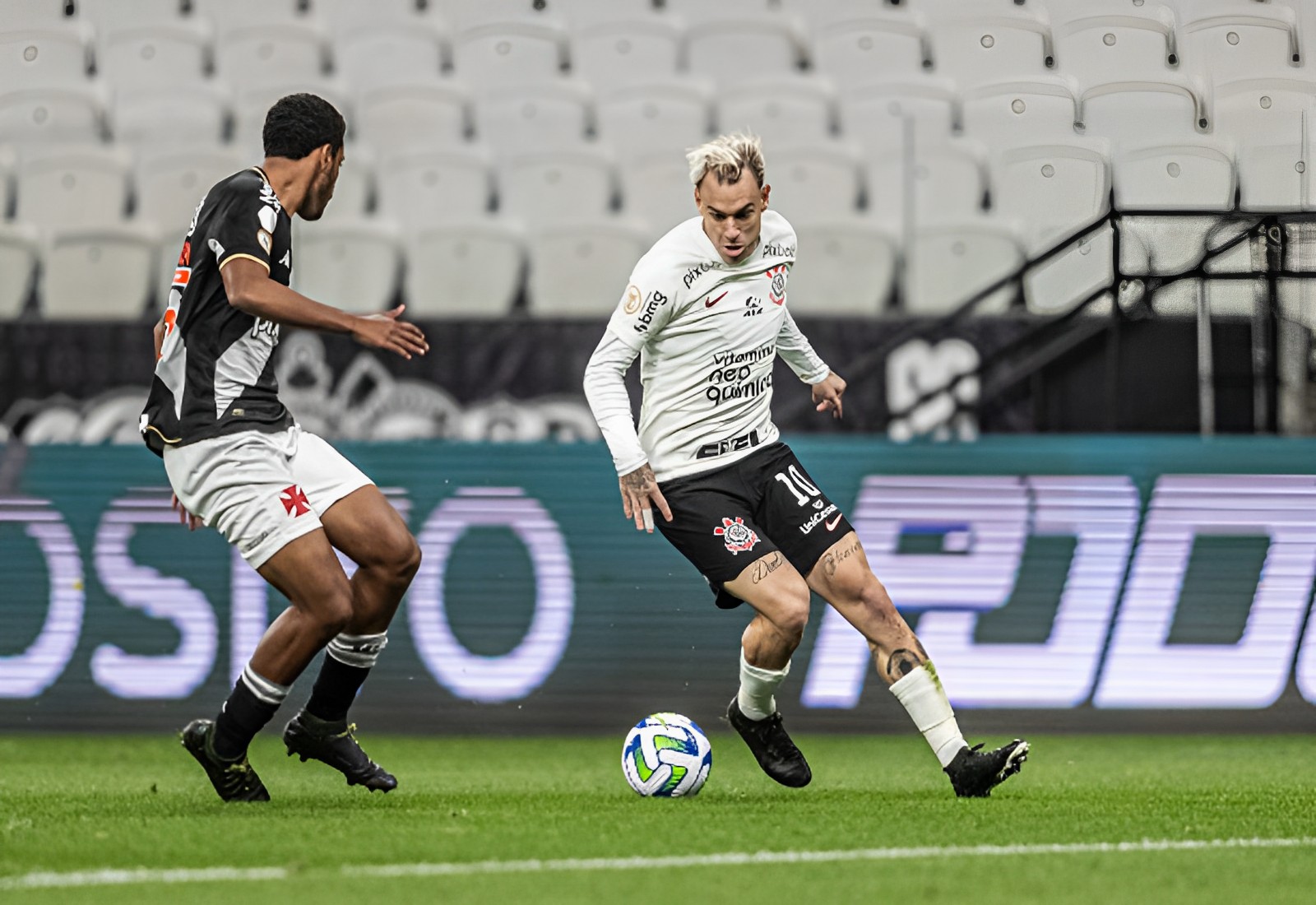 O Corinthians recebeu uma proposta milionária de clube do Catar por Róger Guedes e atacante pode deixar o clube; veja valores