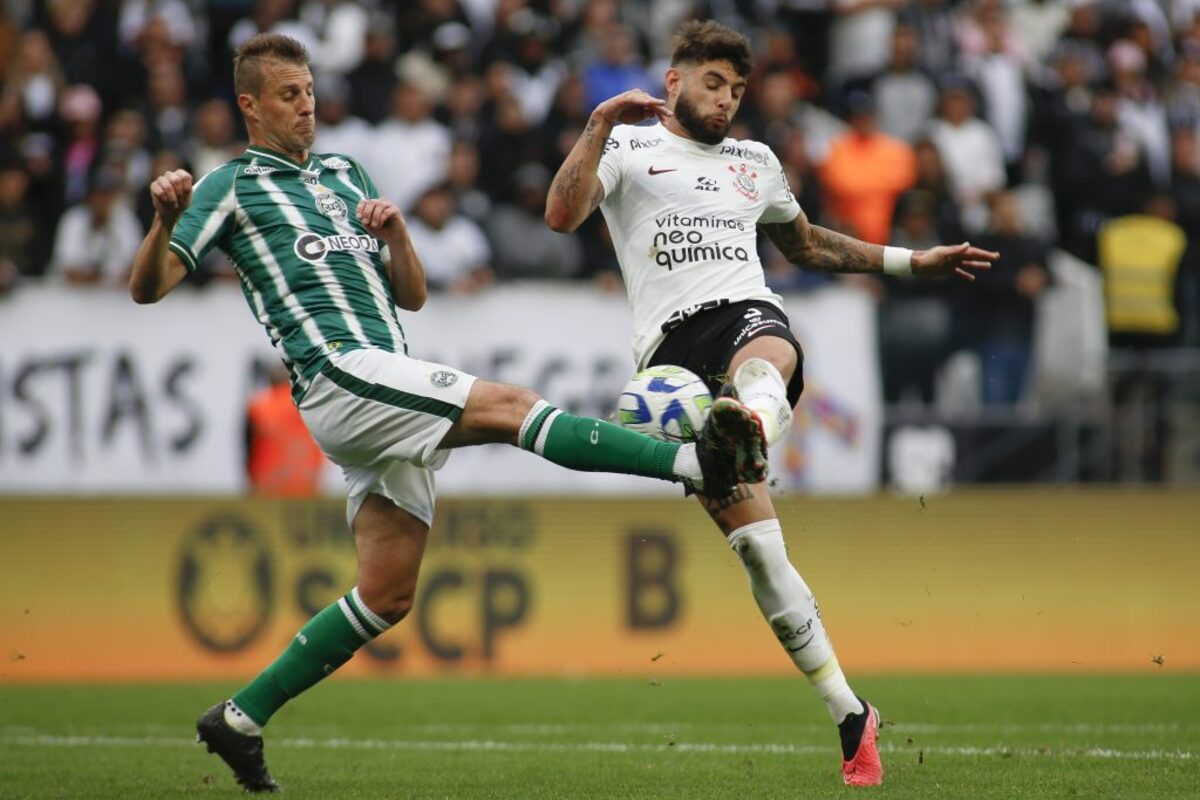 Corinthians melhora no segundo tempo, vira o placar e vence o Coritiba pelo Brasileirão