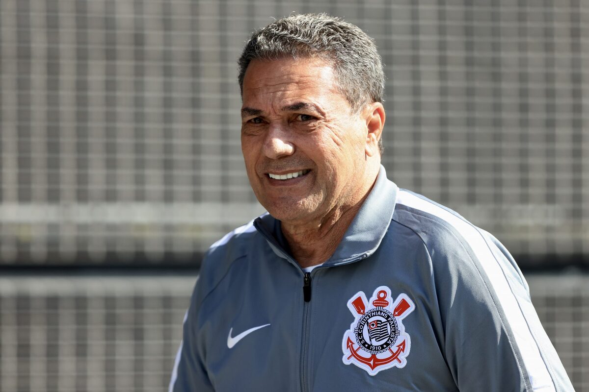 Corinthians recebe ‘ok’ de Luxemburgo e deve negociar com 2 jogadores para 2024